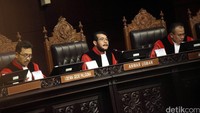 Sidang pendahuluan ini dipimpin oleh Wakil Ketua MK Anwar Usman. Adapun hakim anggota dalah hakim konstitusi Aswanto dan hakim konstitusi I Gede Palguna.