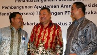 (Ki-ka) Wakil Direktur Utama Bank Mandiri Sulaiman A. Arianto, Direktur Corporate Banking Bank Mandiri Royke Tumilaar, Direktur PT Cempaka Sinergy Realty Dicky Iksan Soetikno dan Komisaris Utama PT Cempaka Sinergy Realty Ganda tengah berbincang usai penandatanganan perjanjian kredit senilai Rp700 miliar kepada PT Cempaka Sinergy Realty (CSR) di Jakarta, Senin (22/8/2016).