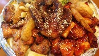 Restoran ini punya andalan ayam dipadukan dengan seafood dalam satu sajian. Bisa dimakan sampai 4 orang. Seperti Octoman Charcoal Barbecue (Rp 247.000) berisi potongan 1 ekor ayam saus BBQ, gurita goreng, a, 6 potong potato wedges, tteok (rice cake), 2 nasi kepal dan tumpukan irisan daun bawang.  
