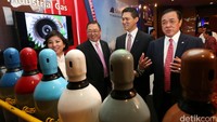 PT Aneka Gas Industri Tbk menawarkan harga saham perdana di kisaran Rp 1.000-Rp 1.290 per lembar saham. Hasil dari IPO ini rencananya akan digunakan untuk ekspansi, pembayaran utang, dan modal kerja.