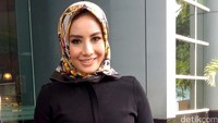 Meski menuai hujatan, bintang film Kawin Kontrak mengatakan bahwa ia belum bisa jawab dan ia mau pakai hijab bukan disuruh orang.