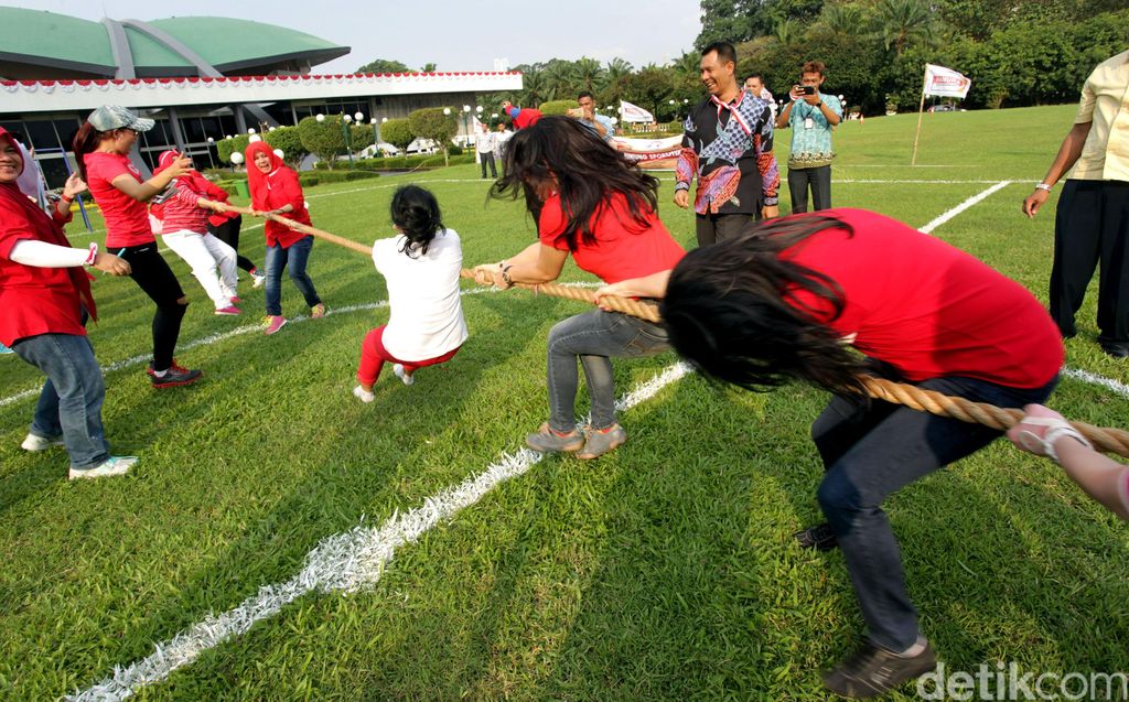 Srikandi Hanura menggelar sejumlah perlobaan di Lapangan Sepokbola DPR di Kompleks Parlemen, Senayan, Jakarta, Senin (22/8/2016).  Lomba tersebut dalam rangka memperingati HUT ke- 71 RI.