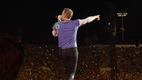 Aksesori berupa gelang LED khusus, yang dikenakan sejumlah penggemar pun semakin membuat suasana konser terlihat dramatis. Kevin Winter/Getty Images/detikFoto.