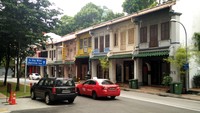 Foto: Traveler bisa menghabiskan waktu dengan berjalan-jalan di sini. Waktu terbaiknya tentu saja saat pagi hari ataupun sore hari, cuacanya cukup sejuk karena ada banyak pohon di kanan kiri jalan (Wahyu/detikTravel)