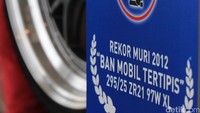 Kita produk lokal pertama yang bisa menciptakan profil tertipis di kalangan ban, Jadi telapak lebarnya 295, tingginya 25, di ring peleknya ya di 21, tutur Area Sales Supervisor, Leo Fernando. Foto: Dadan Kuswaraharja