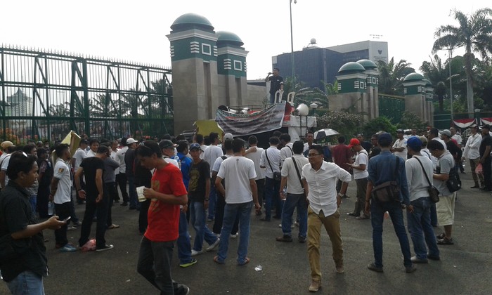 Ratusan Sopir Angkutan Online Demo di DPR