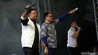 Malam di Prambanan pun terasa semakin indah kala bernostalgia sesaat lewat tembang cinta dari Kahitna. Pool/Gus Mun/detikFoto.