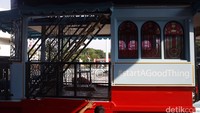 Seorang petugas mengecek kesiapan bus tingkat dengan atap terbuka yang akan digunakan untuk mengarak Tontowi, Lilyana serta olimpian lainnya.