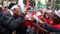 Aksi tersebut dilatari oleh rencana perubahan lahan dari pertanian tebu ke perkebunan kelapa sawit. 