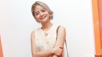Ia tampil kasual dengan blus krem dan celana hitam panjang. Pool/Gus Mun/detikFoto.