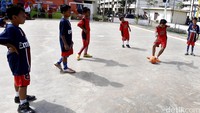 Mereka terlihat terlihat seru dan cakap saat bermain bola.