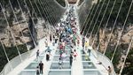 Aneka Pose Ajaib Turis China di Jembatan Kaca Terpanjang di Dunia