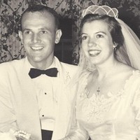 Pada zaman dulu, ketika masih marak pernikahan yang terjadi karena perjodohan, veil juga digunakan untuk menutupi wajah wanita sampai mempelai pria setuju untuk berkomitmen. Mereka takut calon pengantin pria akan kabur jika tahu mempelai wanita tak secantik yang dia bayangkan. Foto: Dok. ABC News, Ann Fredericks