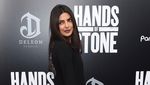 Keseksian Priyanka Chopra dengan Mini Dress Hitam
