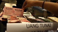 Sejumlah barang bukti diamankan, termasuk uang tunai.