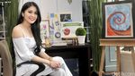 Senyum Manis Sandra Dewi