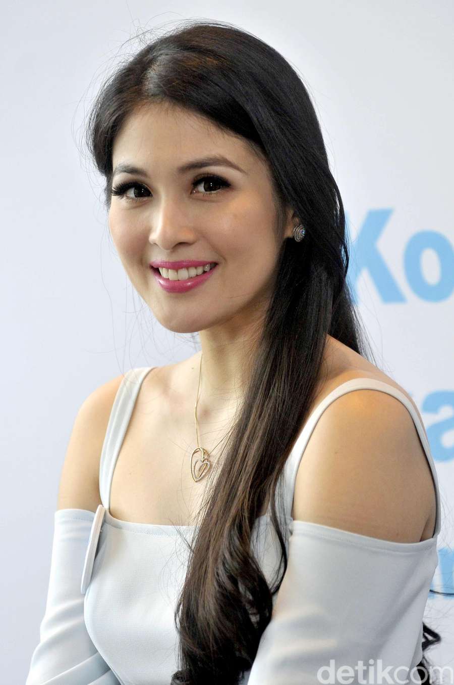 Senyum Manis Sandra Dewi