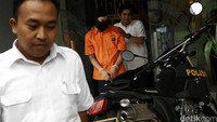 Dari hasil penelusuran tim Cyber Crime Ditreskrimsus Polda Metro Jaya, seorang muncikari berinisial AN dan seorang model berinisial T yang menjadi PSK berhasil ditangkap polisi. Keduanya diciduk polisi di sebuah hotel di kawasan Kalibata, Jaksel, beberapa pekan lalu.