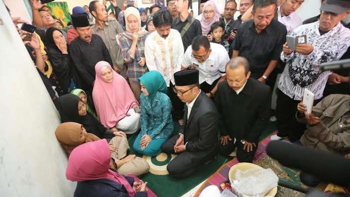 Ridwan Kamil Melayat ke Rumah Guru Olahraga yang Tewas Ditusuk Preman