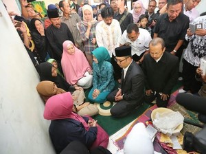 Ridwan Kamil Melayat ke Rumah Guru Olahraga yang Tewas Ditusuk Preman