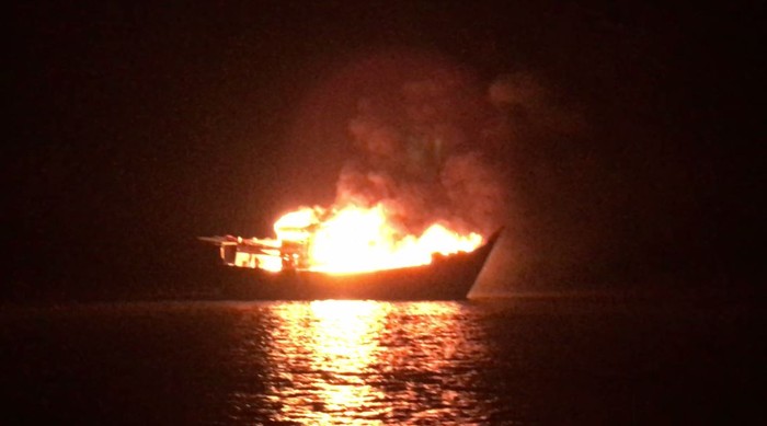 Penyelundup Pakaian Melawan saat Ditangkap, Bakar Kapal dan Terjun ke Laut