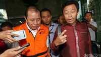 Amran ditetapkan sebagai tersangka oleh KPK terkait kasus dugaan suap pada proyek jalan Kementerian Pekerjaan Umum dan Perumahan Rakyat tahun anggaran 2016.