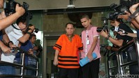 Mantan Wakil Direktur Keuangan RSUD M Yunus bernama Edi Santroni keluar gedung KPK usai diperiksa.