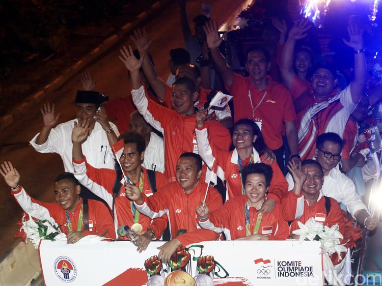 Atlet Olimpiade Indonesia Diarak ke Kemenpora