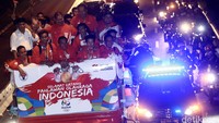 Dalam arak-arakan itu juga terlihat Menpora Imam Nahrawi, Ketum PP PBSI Gita Wirjawan, Ketua kontingen Olimpiade Indonesia Raja Sapta Oktohari, dan Ketua DPR Ade Komarudin.