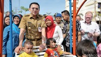 Ahok menyapa warga penghuni Rusun Cipinang Besar Selatan, Jakarta Timur.
