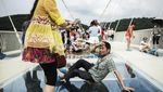 Aneka Pose Ajaib Turis China di Jembatan Kaca Terpanjang di Dunia
