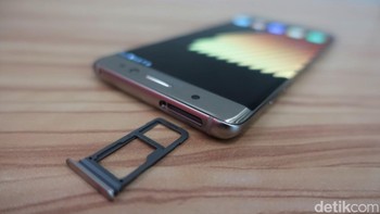 Di bagian atas terdapat slot SIM Card dan MicroSD. Foto: detikINET/adifidarahman