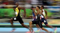 Dianggap sebagai salah satu foto terbaik di Olimpiade 2016 ini. Usain Bolt tersenyum ke arah kamera saat tampil di semifinal nomor 100 meter. Pada akhirnya dia meraih emas dan mempertahankan statusnya sebagai manusia tercepat di bumi (Cameron Spencer/Getty Images)