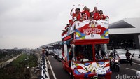Atlet Olimpiade Indonesia diarak dari Bandara Soekarno-Hatta menuju Kemenpora. Mereka diarak menggunakan Bus Bandros.