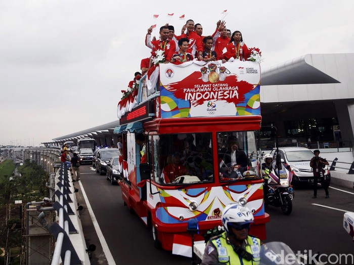 Arak-arakan Kedua Owi/Butet dari Senayan ke Istana