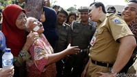 Warga menyalami Ahok saat peresmian RPTRA di Rusun Cipinang Besar Selatan.