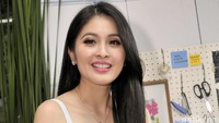 Sandra tampil menawan dengan busana yang memamerkan bahu indahnya itu. Pool/Noel/detikFoto.