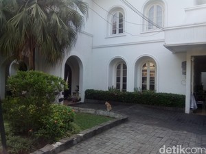 Penyidik KPK Angkut 2 Kardus dari Rumah Gubernur Nur Alam di Kuningan