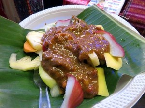 Rujak Buah yang Komplet Isinya dan Pedas Segar Bisa Dibeli di Sini