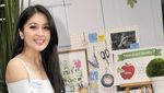 Senyum Manis Sandra Dewi