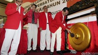 Plt. Ketum PKPI Mayjend (Purn) Haris Sudarno disaksikan Ketua Dewan Pakar PKPI, Sri Edi Swasono dan jajaran penggurus memukul gong bertanda dibukanya Kongres Luar Biasa PKPI.