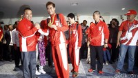 Menteri Pemuda dan Olahraga Imam Nahrawi menyambut kedatangan Tontowi Ahmad dan atlet Olimpide Indonesia lainnya.