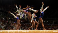Multiple eksposure yang dikombinasikan menghasilkan foto indah ini saat Simone Biles (AS) beraksi di the palang keseimbangan final nomor individual (Mike Ehrmann/Getty Images)