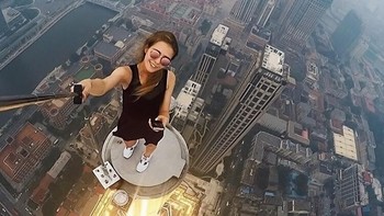 Nikolau yang bermukim di Moskow ini menambahkan ia tahu batasannya dan tidak akan melakukan aksi kalau merasa ragu. Dan tidak selalu aksinya dipamerkan di media sosial. Foto: (@angela_nikolau/Instagram)