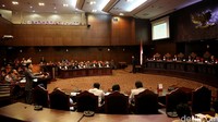 Suasana sidang uji materi yang dilayangkan Guru Besar IPB Bogor Prof Dr Euis Sunarti, Rita Hendrawaty Soebagio SpPsi MSi, Dr Dinar Dewi Kania, Dr Sitaresmi Sulistyawati Soekanto, Nurul Hidayati Kusumahastuti Ubaya SS MA, Dr Sabriaty Aziz. Ada juga Fithra Faisal Hastiadi SE MA MSc PhD, Dr Tiar Anwar Bachtiar SS MHum, Sri Vira Chandra D SS MA, Qurrata Ayuni SH, Akmal ST MPdI dan Dhona El Furqon SHI MH.