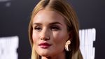 Seksinya Rosie Huntington-Whiteley di Karpet Merah