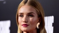 Rosie memakai polesan bibir yang sama dengan warna gaunnya. Foto: Frazer Harrison/Getty Images
