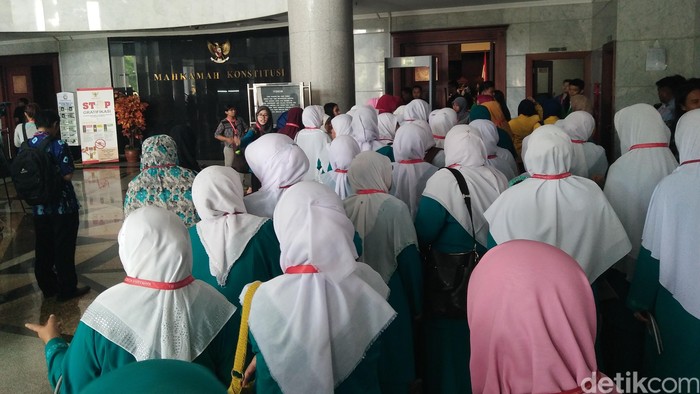 Minta LGBT Dipenjara, Warga Penuhi Lobi MK