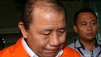 Amran tak berkomentar apapun terkait penahanannya.