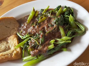 Enaknya Kangkung Rebus dengan Sambal Petis yang Pedas Manis
